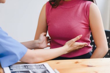 Doktor, genç bir kadında göğüs kanserini inceliyor.