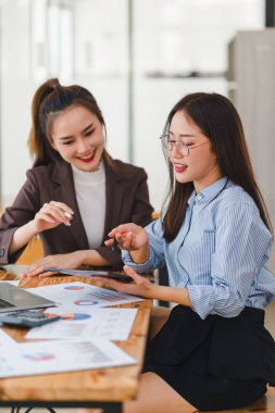 Finansal tabletleri kullanarak iş analitiği yapan iki meslektaşım var. İş Analizleri Üzerine Tabletlerle İşbirliği Yapan Ortaklar.