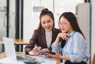 Finansal tabletleri kullanarak iş analitiği yapan iki meslektaşım var. İş Analizleri Üzerine Tabletlerle İşbirliği Yapan Ortaklar.