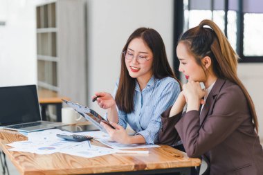 Finansal tabletleri kullanarak iş analitiği yapan iki meslektaşım var. İş Analizleri Üzerine Tabletlerle İşbirliği Yapan Ortaklar.