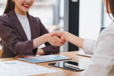 Yatırım ortaklığı harika bir toplantıdan sonra başarılı bir şekilde el sıkışıyor. İş ortaklığı tokalaşma kavramı.