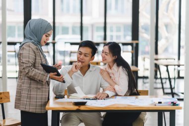 sigorta acentesi istemcileri el masa ofis, ev sigorta kavramı içinde clipboard işaret