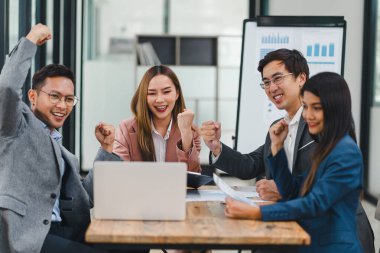 Çeşitli başarılı iş adamları toplantı sırasında silahlanıp zaferi kutluyor.