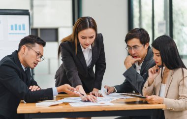 Özel fikirler, veri raporları ve analizler üzerinde yoğunlaşan iş arkadaşı, hissedar ya da müşteriyle resmi toplantı görüşmeleri. Ofiste çözüm bulmak için birlikte çalışan iş adamları.