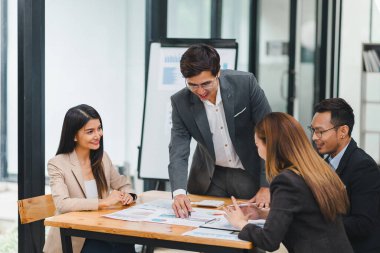 Özel fikirler, veri raporları ve analizler üzerinde yoğunlaşan iş arkadaşı, hissedar ya da müşteriyle resmi toplantı görüşmeleri. Ofiste çözüm bulmak için birlikte çalışan iş adamları.