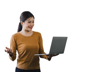 Ofisinde dizüstü bilgisayarı olan takım elbiseli genç bir iş adamının portresi.