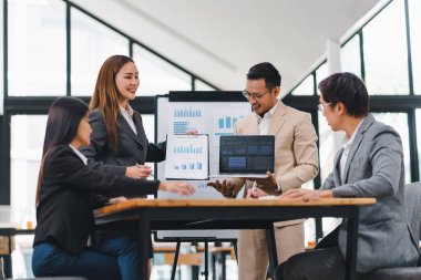 Yaratıcı bir toplantı sırasında fikir alışverişinde bulunan bir grup iş arkadaşı.