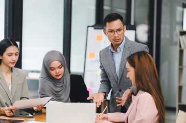 İş adamları ofiste yeni projeyi tartışıyor. iş toplantısı