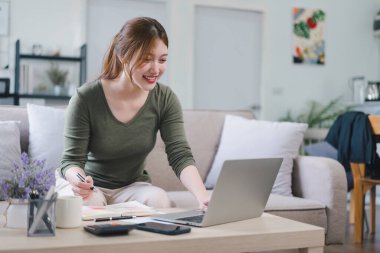 Evde fitness egzersizleri, dizüstü bilgisayar ve cep telefonu, sağlıklı yaşam tarzı, egzersiz, egzersiz