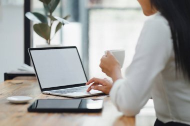 İş kadını beyaz ekran dizüstü bilgisayarı üzerinde çalışıyor