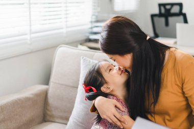 Anne Kucaklayan Kızı Sevgiyle Kucaklıyor