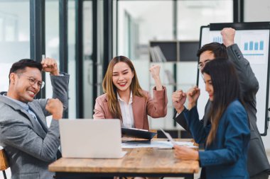 Ofis Toplantısında Başarı Kutlaması İş Ekibi