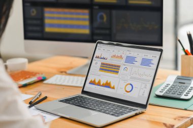 Bir veri grafiğindeki finansal yatırımları, iş ve pazarlama artışını analiz etmek için dizüstü bilgisayar kullanan bir iş kadını veya muhasebeci. Muhasebe, ekonomi ve ticari analiz kavramları