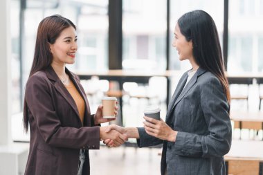 İş kadınları kahve molasında el sıkışıyor