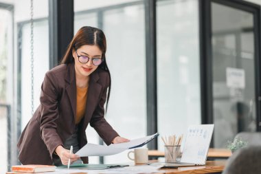 Profesyonel Asyalı İş Kadını Ofisteki İş Raporlarını Analiz Ediyor