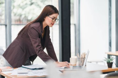 Profesyonel Asyalı İş Kadını Ofisteki İş Raporlarını Analiz Ediyor