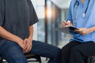 Erkek doktor ve testis kanseri hastası test sonuçlarını tartışıyor. Testis kanseri ve prostat kanseri kavramı.