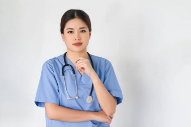 Stetoskoplu, Scrubs 'ta kendine güvenen kadın hemşire.