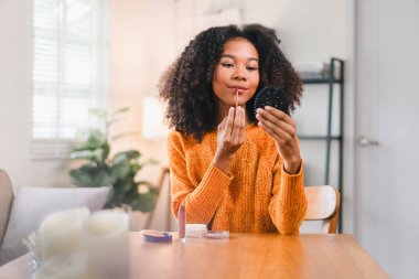 Mutlu Afrikalı Amerikalı Kadın Evde Makyaj Yapıyor.