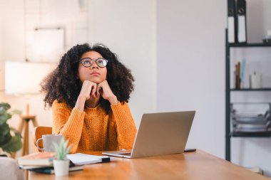 Yorgun Afrikalı Amerikalı Kadın Ev Bilgisayarında Gözlük Ayarlıyor