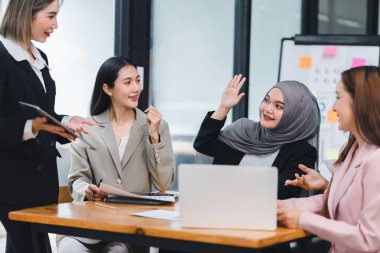 İş adamları toplantıda dizüstü bilgisayar ve grafik grafikleriyle çalışırlar.