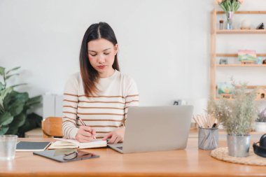 Ev bilgisayarında çalışan Asyalı iş kadını.