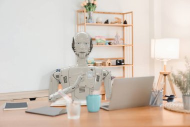 Ev ofis masasında çalışan yapay zeka robotu. Bir evde gelecek teknolojisi