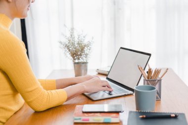 Portre vurdu el dizüstü bilgisayar ve internet, klavyede yazarak bilgi, arama kullanarak tarama. Serbest meslek sahibi metin yazarı çalışma projesi, yazarak metin, bir şey düzenleyin. Uzak iş kavramı