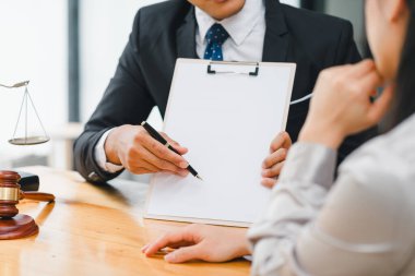 Boş pano ile hukuki ayarlarda profesyonel istişare.