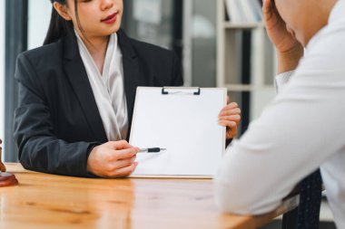 Profesyonel bir kadın toplantıda boş bir pano sunar, odak ve nişan iletir.