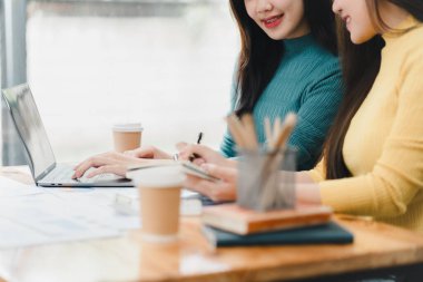 Modern çalışma ortamında iki kadın arasındaki ortak çalışma, fikirleri paylaşma.