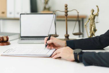 Hukuk bürosunda yasal belgeler imzalanarak profesyonellik gösteriliyor..