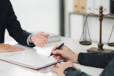 Belgeler ve adalet terazileri ile hukuki danışma