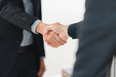 İş tokalaşması, anlaşma ve ortaklığı sembolize eder..