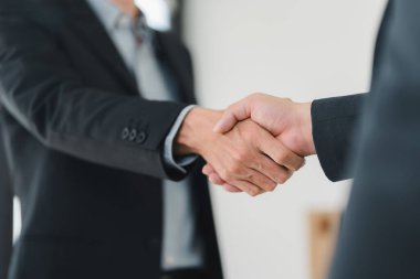 Başarılı iş tokalaşması ortaklık ve anlaşmayı simgeler..
