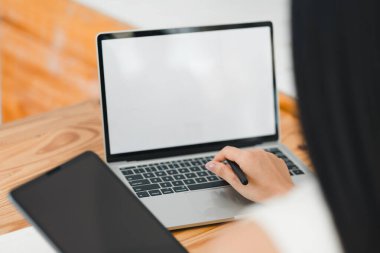 Yakınlarda tabletle birlikte dizüstü bilgisayarda çalışmak, verimliliği ve odaklanmayı gösteriyor.