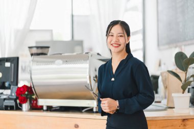 Kahvede gülümseyen bir barista, müşterilere zevkle hizmet etmeye hazır..