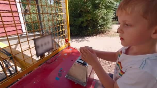 Dziecko Kontroluje Koparkę Zwolnionym Tempie — Wideo stockowe