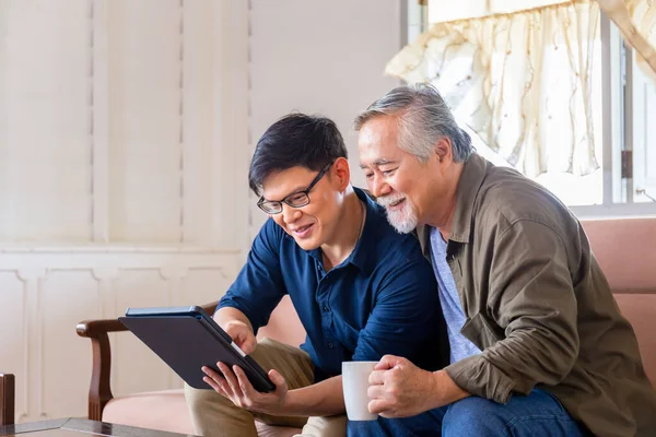 Senior Aziatische Vader Volwassen Zoon Met Behulp Van Tablet Smartphone — Stockfoto
