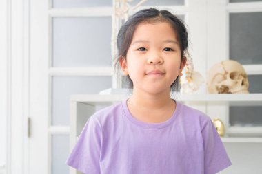 İlköğretim fen sınıfı, okul laboratuarındaki neşeli kız çocuğu, fen laboratuarı.