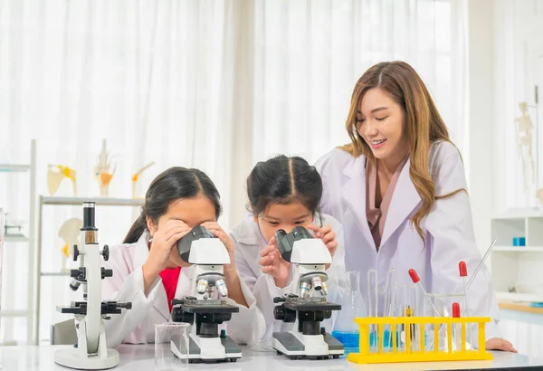 小学科学课 快乐的幼儿和在学校实验室 科学实验室配备化学液体的教师科学家 — 图库照片
