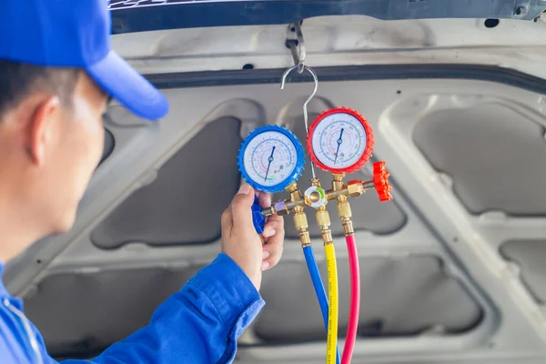 Technician Check Car Air Conditioning System Refrigerant Recharge Repairman Holding — Stock Photo, Image