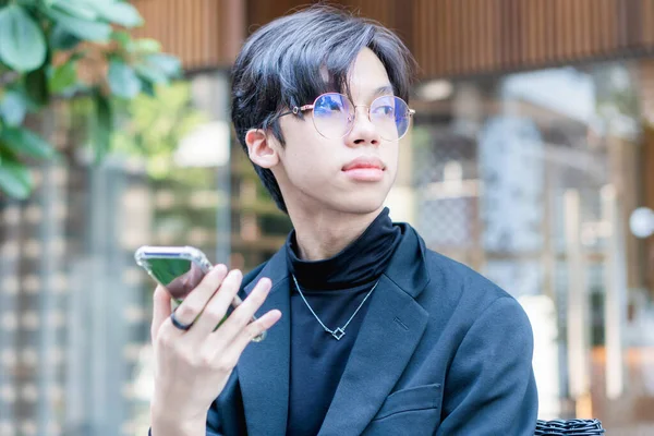 Joven Hombre Asiático Usando Teléfonos Inteligentes Buscando Amigo Cafetería Aire —  Fotos de Stock