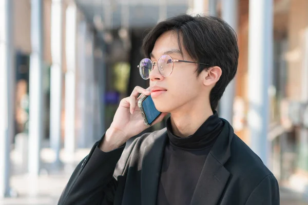 Aziatisch Tiener Jongen Praten Smartphone Jong Aziatisch Man Met Behulp — Stockfoto