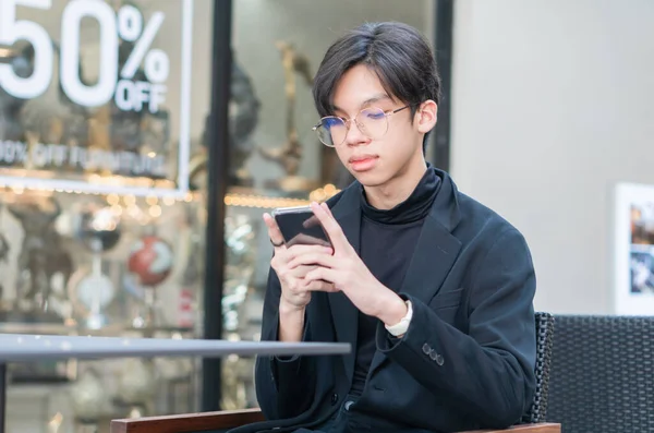 Adolescente Asiático Usando Teléfonos Inteligentes Joven Asiático Usando Teléfono Celular —  Fotos de Stock