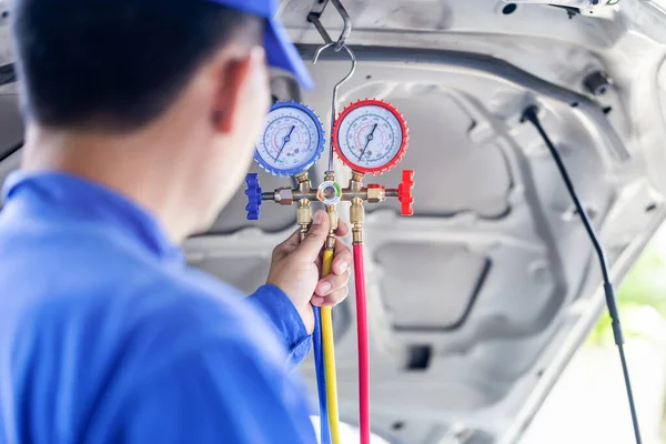 Reparateur Holding Monitor Tool Controleren Vaste Auto Airconditioner Systeem Technicus — Stockfoto