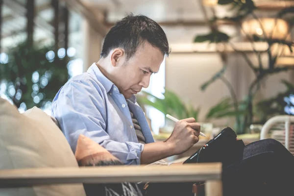 Aziatische Man Met Behulp Van Een Tablet Tekenen Van Een — Stockfoto