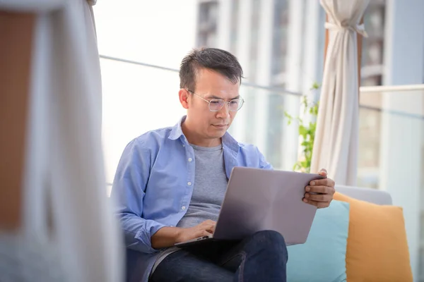 Aziatisch Man Met Behulp Van Laptop Zitten Bank Thuis Man — Stockfoto