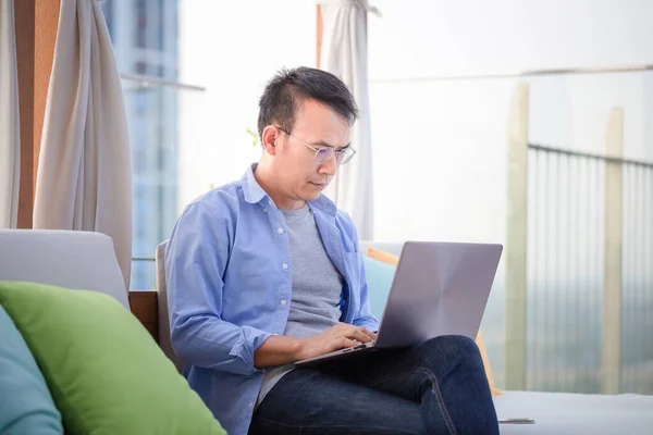 Aziatisch Man Met Behulp Van Laptop Zitten Bank Thuis Man — Stockfoto