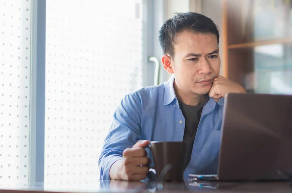 Homem Asiático Com Xícara Café Usando Laptop Casa Trabalhando Partir — Fotografia de Stock